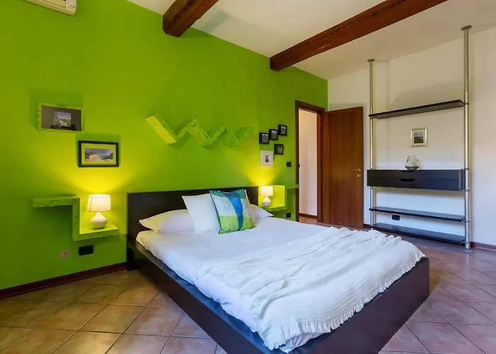 Guesthost - * Φεράρα