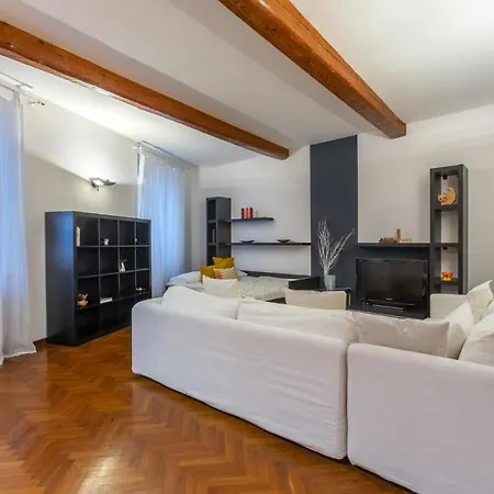 Central Ferrara Apartment Lägenhet